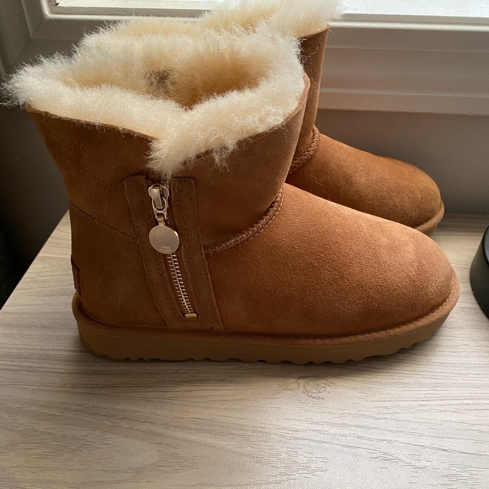 New in the box Bailey Mini Zip Ugg Boots